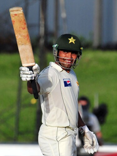 Kamran Akmal raises his bat to the crowd after scoring a half-century during the third and final Test match between Sri Lanka and Pakistan at The Sinhalese Sports Club in Colombo on July 22, 2009. (AFP Photo) Pak vs SL: 3rd Test, Day 3