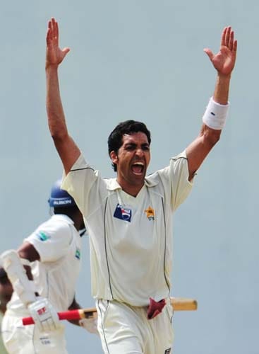 Umar Gul successfully appeals for a Leg Before Wicket (LBW) decision against Malinda Warnapura during the first day of the second Test match between Pakistan and Sri Lanka at The P. Saravanamuttu Stadium in Colombo. (AFP Photo) Day 1: Pak vs SL, 2nd Test