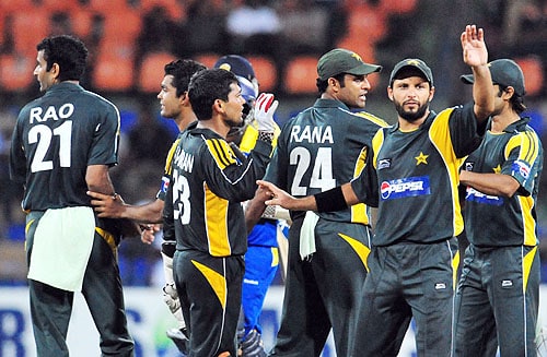 Pakistan cricketers celebrate victory at the close of the fourth One-Day International between Sri Lanka and Pakistan at The R Premadasa Stadium in Colombo on August 7, 2009. (AFP Photo) Pak vs SL: 4th ODI