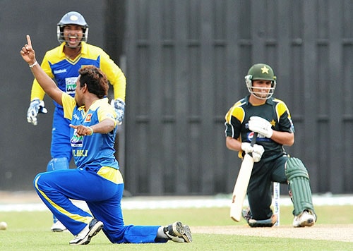 Maliga Bandara celebrates with Kumar Sangakkara after the dismissal of Kamran Akmal during the fourth One-Day International between Sri Lanka and Pakistan at The R Premadasa Stadium in Colombo. (AFP Photo) Pak vs SL: 4th ODI