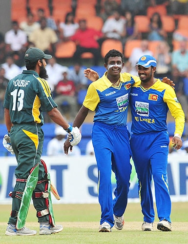 Ajantha Mendis celebrates with teammate Chamara Kapugedera after dismissing Mohammad Yousuf during the fourth One-Day International between Sri Lanka and Pakistan at The R Premadasa Stadium in Colombo. (AFP Photo) Pak vs SL: 4th ODI
