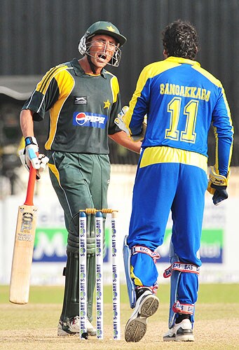Younus Khan argues with Kumar Sangakkara during the fifth and final One-Day International match between Sri Lanka and Pakistan at The R Premadasa Stadium in Colombo. (AFP Photo) Pak vs SL: 5th ODI