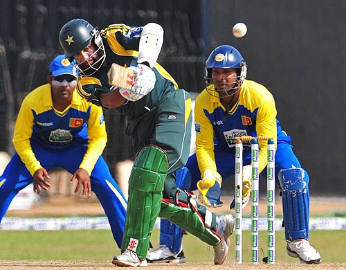 Mohammad Yousuf plays a shot as Kumar Sangakkara and Mahela Jayawardene look on during the fifth and final One-Day International match between Sri Lanka and Pakistan at The R Premadasa Stadium in Colombo. (AFP Photo) Pak vs SL: 5th ODI