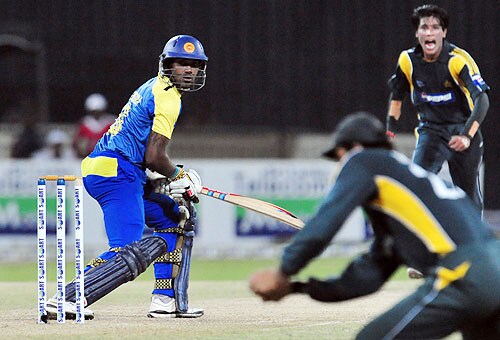 Chamara Kapugedara watches as Misbah-ul-Haq takes a catch to dismiss him during the fifth and final One-Day International match between Sri Lanka and Pakistan at The R Premadasa Stadium in Colombo. (AFP Photo) Pak vs SL: 5th ODI