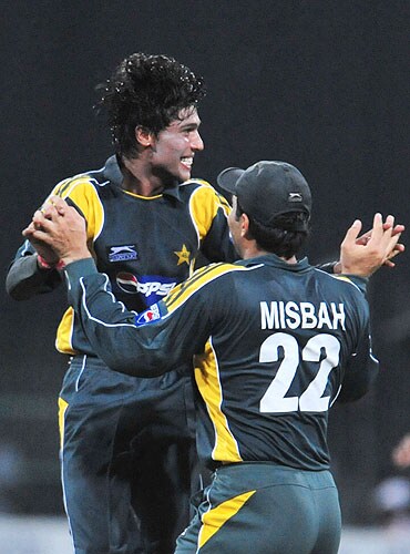 Mohammad Aamer celebrates with teammate Misbah-ul-Haq after the dismissal of Mahela Jayawardene during the fifth and final One-Day International match between Sri Lanka and Pakistan at The R Premadasa Stadium in Colombo. (AFP Photo) Pak vs SL: 5th ODI
