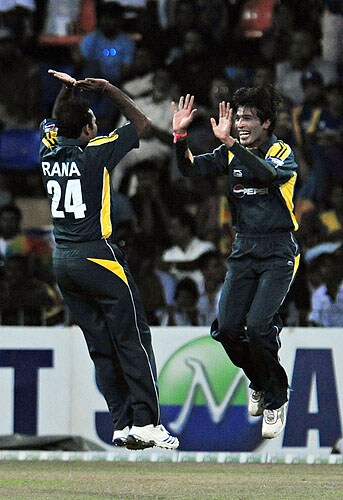 Naved-ul-Hasan celebrates with teammate Mohammad Aamer after the dismissal of Sanath Jayasuriya during the fifth and final One-Day International match between Sri Lanka and Pakistan at The R Premadasa Stadium in Colombo. (AFP Photo) Pak vs SL: 5th ODI