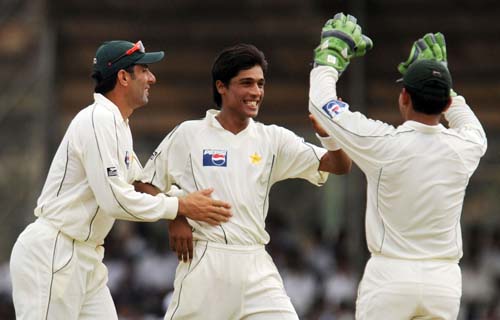 Mohammad Aamer is congratulated by teammates Kamran Akmal and Misbah-ul-Haq after dismissing Tillakaratne Dilshan during the first Test match between and Sri Lanka at The Galle International Stadium. (AFP Photo) Day 1: Pak vs SL, 1st Test