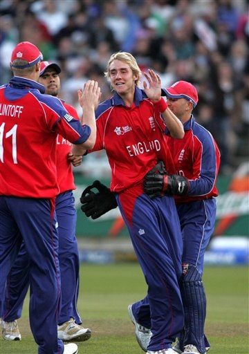 England's Stuart Broad, middle, celebrate with his teammate after dismissing South Africa's JP. Duminy during World Twenty 20 cricket Championships at Newlands in Cape Town, South Africa, Sunday, Sep. 16, 2007. South Africa vs England