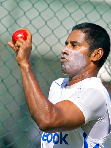 Chaminda Vaas is seen bowling through the nets at a practice session ahead of the third Test between Sri Lanka and Pakistan in Colombo. (AP Photo) Pak,Lanka set for final clash