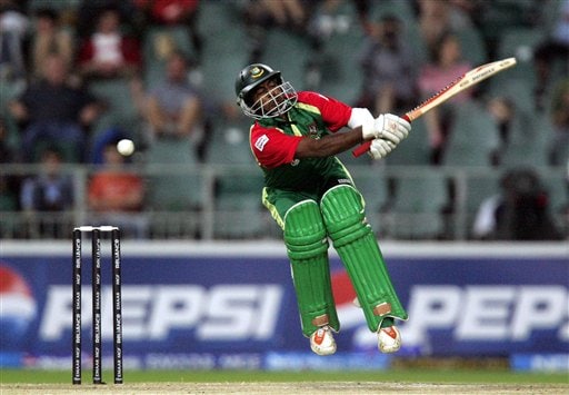 Bangladesh's batsman Aftab Ahmed takes evasive action against a bouncer from Sri Lanka's bowler Dilhara Fernando, unseen, during their Super Eight Twenty20 World Championship cricket match at the Wanderers Stadium in Johannesburg, South Africa, Tuesday, Sept. 18, 2007. Sri Lanka vs Bangladesh