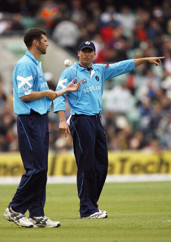 Gavin Hamilton of Scotland gives instructions to Calum MacLeod during their ICC World Twenty20 match against New Zealand at The Oval in London. (AFP Photo) WT20: NZ vs SCO