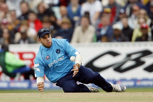 Kyle Coetzer of Scotland drops a catch during their ICC World Twenty20 match against New Zealand at The Oval in London. (AFP Photo) WT20: NZ vs SCO