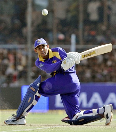 Sri Lankan cricketer Tillakaratne Dilshan bats during the second one-day international against India in Rajkot, India, Sunday, February 11, 2007. Ind-SL 2nd ODI
