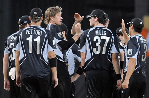 New Zealand's Jacob Oram and teammates celebrate the dismissal of India's Rahul Dravid during their ODI match for the tri-nation series in Colombo on Friday. (AFP Photo) Tri-series: IND vs NZ