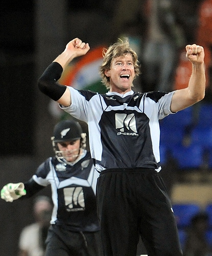 New Zealand's Jacob Oram and wicketkeeper Brendon McCullum celebrate the dismissal of India's Rahul Dravid during their ODI match for the tri-nation series in Colombo on Friday. (AFP Photo) Tri-series: IND vs NZ