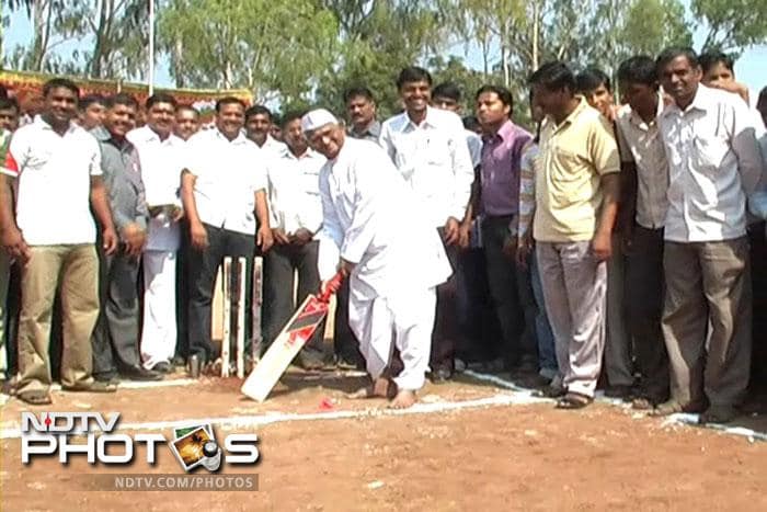 Look who's batting for Sachin Tendulkar. Gandhian anti-corruption activist Anna Hazare has added his rather influential voice to the "Bharat Ratna for Sachin" chorus. Anna Hazare takes up cricket