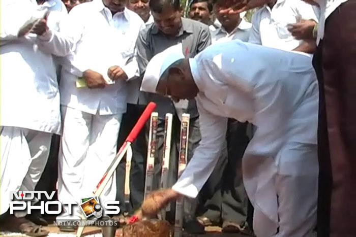 Anna, who not just inaugurated a cricket tournament in his model Ralegaon Siddhi village, but also batted for a full over, said Sachin should get the Bharat Ratna as "he has inspired so many youngsters." Anna Hazare takes up cricket