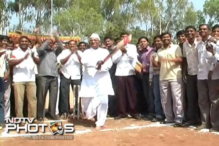 Anna Hazare plays cricket during the event. Anna Hazare takes up cricket