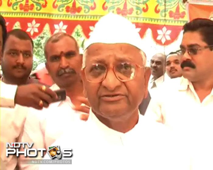 Other public figures who have sought the Bharat Ratna for Sachin are; Mahendra Singh Dhoni, Asha Bhosle, Ajay Maken, Shivraj Singh Chouhan, Yuvraj Singh, Prithviraj Chavan, Viswanathan Anand. Anna Hazare takes up cricket