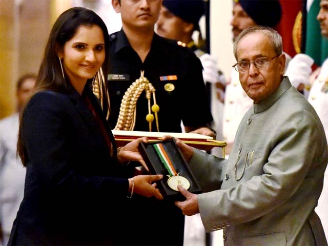 टेनिस सनसनी सानिया मिर्जा को मिला 'खेल रत्न' टेनिस सनसनी सानिया मिर्जा को मिला 'खेल रत्न'