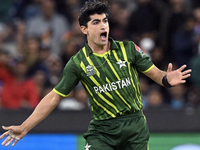 Photo : पाकिस्तान को लगा झटका, यह तेज गेंदबाज एशिया कप 2023 से बाहर