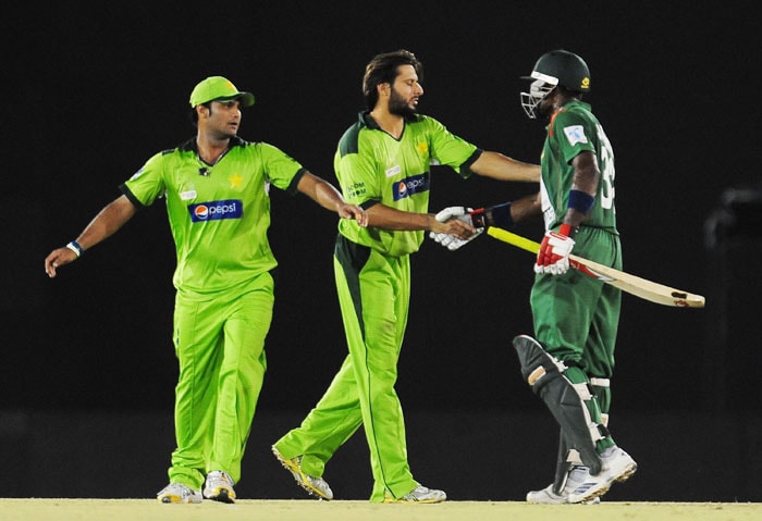 Bangladeshi cricketer Mohammad Mahmudullah congratulated by Pakistan captain Shahid Afridi and Imran Farhat after the conclusion of the fifth ODI of the Asia Cup at the Rangiri Dambulla International Cricket stadium in Dambulla. (AFP Photo) Asia Cup: Pak vs B'desh