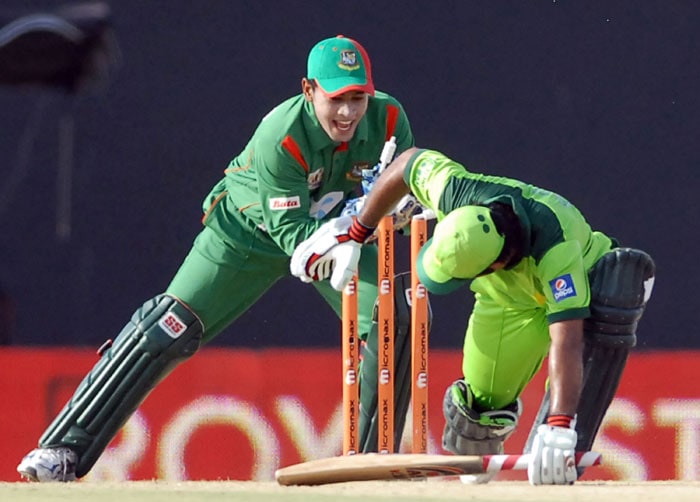 Mushfiqur Rahim stumps Asad Shafiq (R) during the fifth ODI of the Asia Cup between Pakistan and Bangladesh at the Rangiri Dambulla International Cricket stadium in Dambulla. (AFP Photo) Asia Cup: Pak vs B'desh