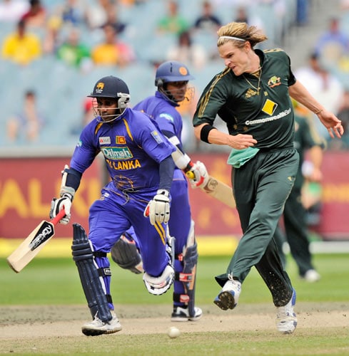 Nathan Bracken, right, from Australia attempts to run out Sanath Jayasuriya from Sri Lanka during their one day international match at the Melbourne Cricket Ground on Friday, February 29, 2008. 12th match - Australia vs Sri Lanka