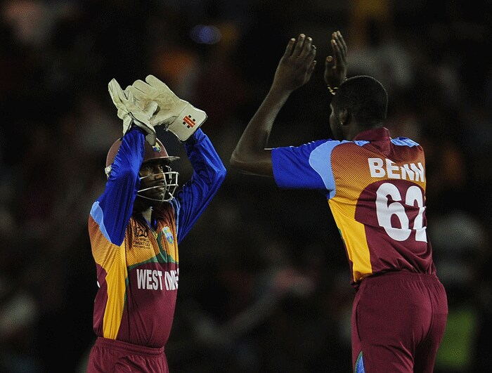 West Indies bowler Sulieman Benn and wicketkeeper Dinesh Ramdin celebrate the dismissal of Australian batsman Shane Watson.(AFP PHOTO) WT202010