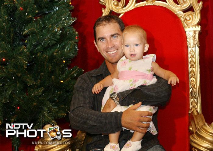 Justin Langer (L) embraces his daughter Grace (R) at the same event.