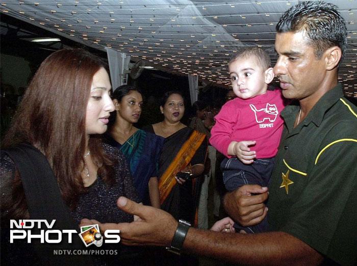 File photo (2002) of Waqar Younis (R) with his son Azaan and his wife Faryal.