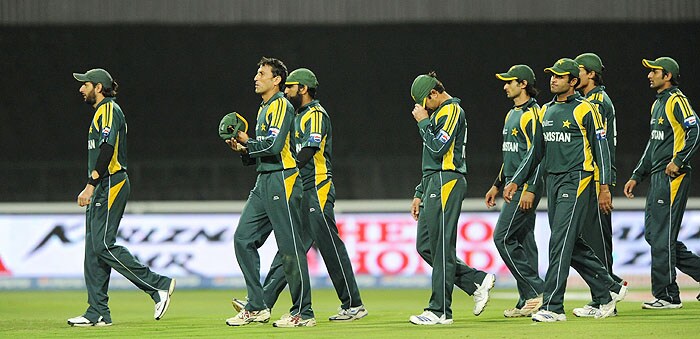 Pakistan's Younus Khan walks along with teammates back to pavillion after losing against New Zealand during their ICC Champions Trophy 2nd semi-final match at The New Wanderers Stadium in Johannesburg on Saturday, October 3, 2009. New Zealand will play Australia in the finals on October 5, 2009. (AFP Photo) CT semis: Pak vs NZ, Match 14
