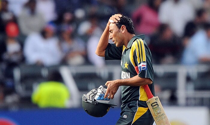 Pakistan's Younus Khan gestures as he walks back to pavilion after his dismissal during the ICC Champions Trophy's second semi-final match against New Zealand at The New Wanderers Stadium in Johannesburg on Saturday. (AFP Photo) CT semis: Pak vs NZ, Match 14