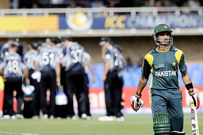 New Zealand team celebrates the dismissal of Pakistan's Imran Nazir during their ICC Champions Trophy semi-final match at The New Wanderers Stadium in Johannesburg on Saturday. (AFP Photo) CT semis: Pak vs NZ, Match 14
