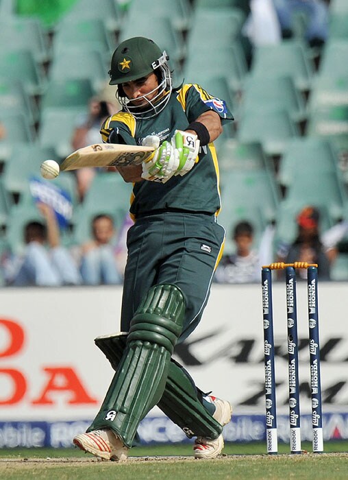Pakistan's opening batsman Imran Nazir plays a shot off the ball of New Zealand's bowler Shane Bond during their ICC Champions Trophy 2nd semi final match at The New Wanderers Stadium in Johannesburg on Saturday. (AFP Photo) CT semis: Pak vs NZ, Match 14