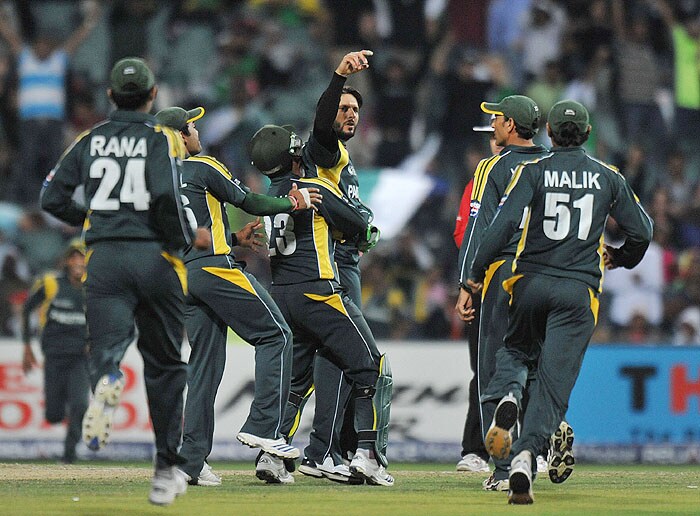 Pakistan's Shahid Afridi is congratulated by teammates for taking the wicket of New Zealand's Ross Taylor for 38 runs during their ICC Champions Trophy's second semi-final match at The New Wanderers Stadium in Johannesburg on Saturday. (AFP Photo) CT semis: Pak vs NZ, Match 14