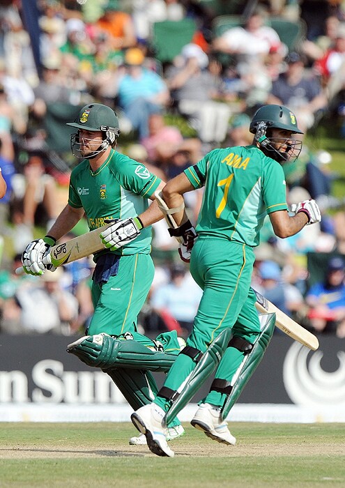 South Africa's Hashim Amla and AB de Villiers run between the wickets during their ICC Champions Trophy group match against New Zealand at SuperSport Park in Centurion on Thursday. (AFP Photo) CT: SA vs NZ, Match 3