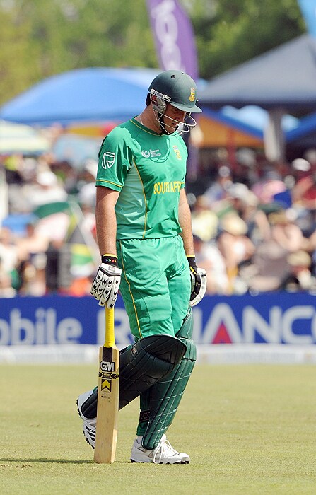 South Africa captain Graeme Smith walks back to pavillion during the ICC Champions Trophy group match against New Zealand at SuperSport Park in Centurion on Thursday. (AFP Photo) CT: SA vs NZ, Match 3