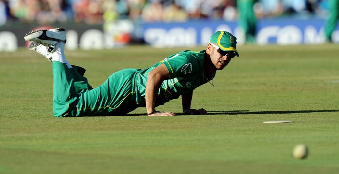 JP Duminy eyes the ball during the ICC Champions Trophy match between England and South Africa in Centurion. (AFP Photo) CT: Eng vs SA, Match 8