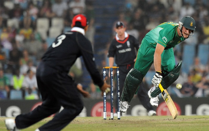 Graeme Smith avoids being run out by Owais Shah during the ICC Champions Trophy match between England and South Africa in Centurion. (AFP Photo) CT: Eng vs SA, Match 8