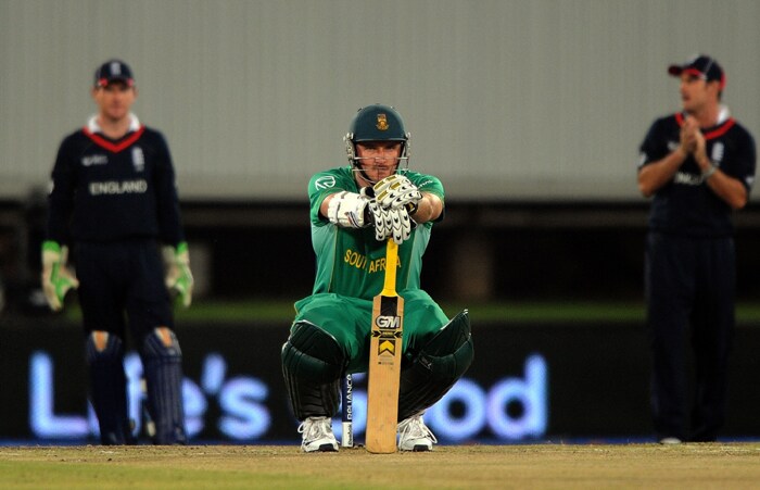 Graeme Smith waits during the ICC Champions Trophy match between England and South Africa in Centurion. (AFP Photo) CT: Eng vs SA, Match 8