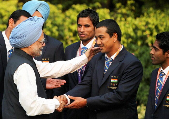 Prime Minister Manmohan Singh meets members of Indian hockey team which won silver medal in the XIX Commonwealth Games in New Delhi. (PTI Photo)