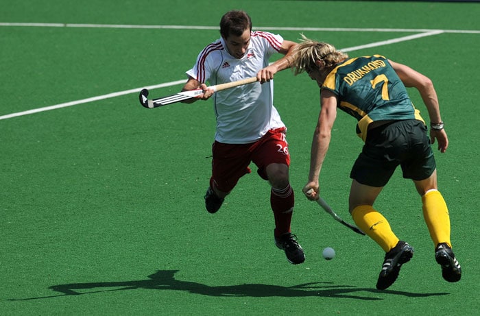 England's Nick Catlin fights for the ball with South Africa player Timothy Drummond (R) during the men's field hockey match at the Major Dhyan Chand National Stadium during the XIX Commonwealth Games in New Delhi on October 9, 2010.  England beat South Africa 2-1. (AFP Photo)
