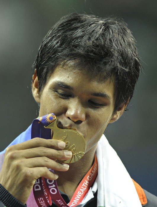 India's Somdev Devvarman kisses his gold medal during the awards presentation ceremony for the men's singles tennis final at the R.K. Khanna Stadium in New Delhi. (AFP Photo)