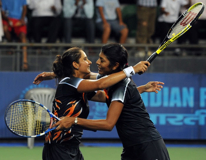 India's Sania Mirza and Rushmi Chakravarthi hug each other after winning the women's doubles finals bronze medal match against compatriots Sanjeev Nirupama and Venkatesha Poojashree during the XIX Commonwealth Games at the R.K. Khanna Stadium in New Delhi. (AFP Photo)