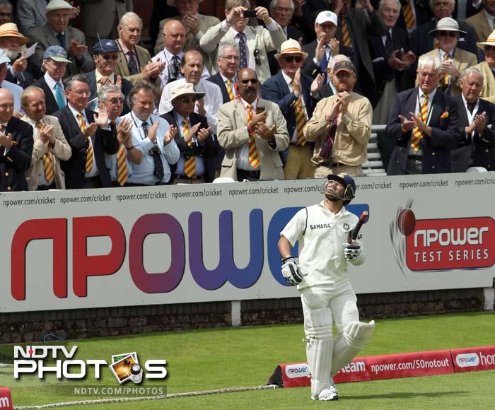 In walked Sachin Tendulkar to join Rahul Dravid on the other end and the spectators gave him a rousing welcome to the middle. All hopes were pinned on him to complete his 100th international century. 1st Test: England vs India (Day 3)
