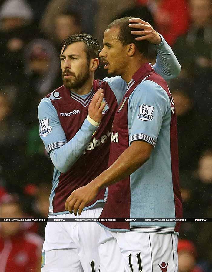 Sunderland remain bottom of the table after Gabriel Agbonlahor's 15th-minute goal earned Aston Villa a 1-0 win at the Stadium of Light, while third-bottom Crystal Palace were held to a 1-1 draw by Norwich City. Manchester City win, Arsenal maintain place at top of the table