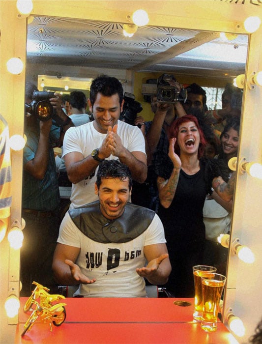 Dhoni turns hair-stylist | Photo Gallery