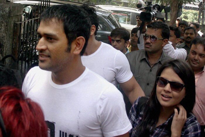 Dhoni turns hair-stylist | Photo Gallery