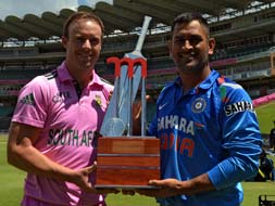 India in South Africa: MS Dhoni and Duncan Fletcher show off their footballing skills